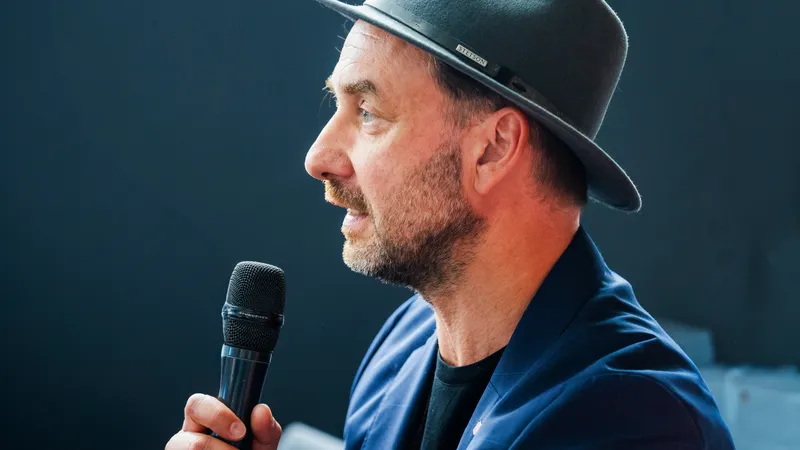 Ingolf Christian Ernst spricht auf einer Bühne